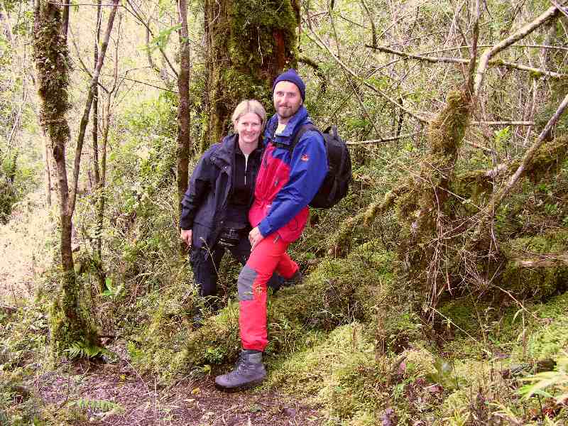 Monika und Jürgen beim Trekking im Regenwald
